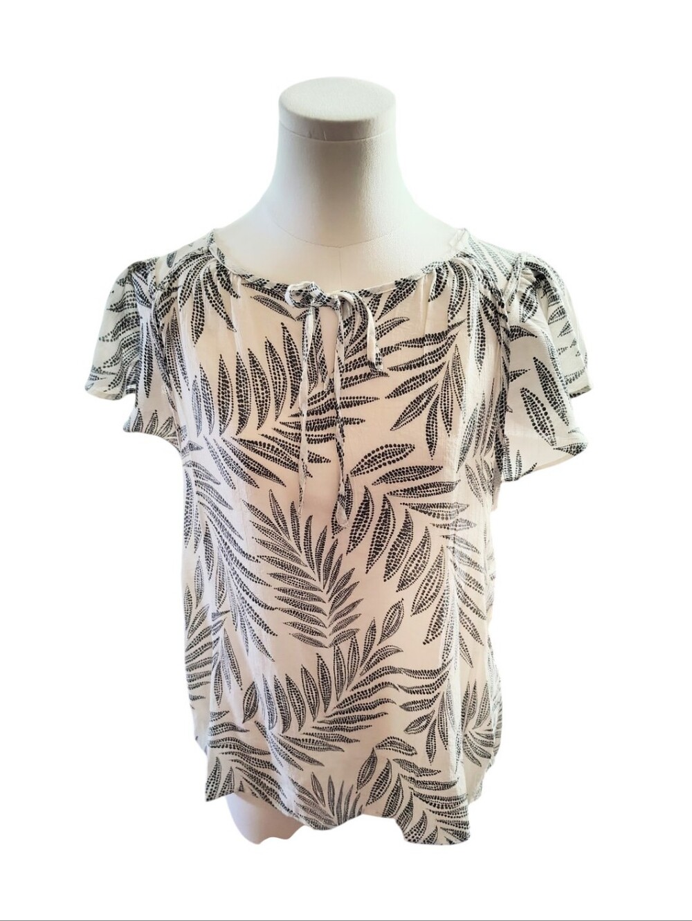 Hope & Harlow Cream Flutter Sleeve Blouse With Black Palm Branches Size Large